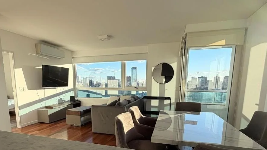 Piso alto con balcón y vista