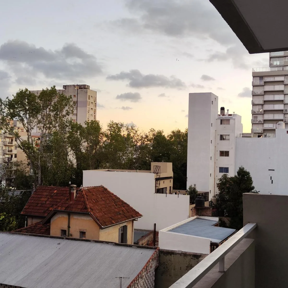 Monoambiente piso alto con balcón