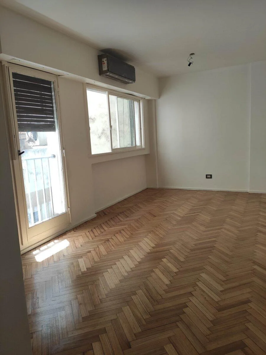 Monoambiente con balcón francés