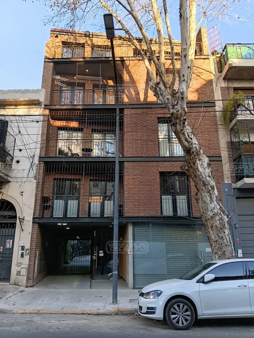 Departamento con balcón al frente