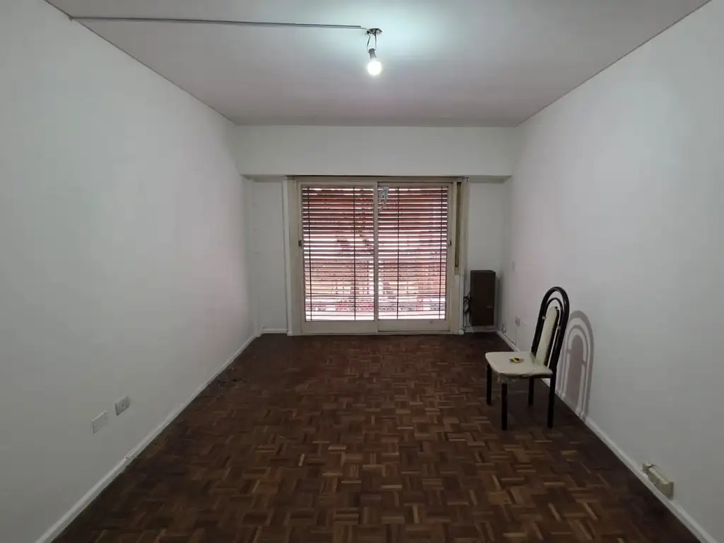 2 ambientes con balcón corrido