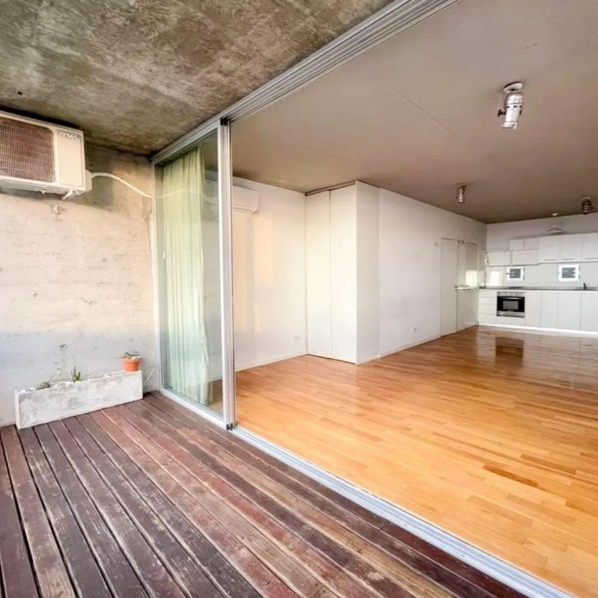 Monoambiente con balcón