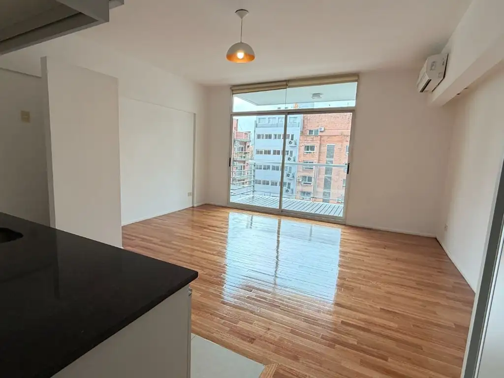 Monoambiente con balcón y cochera
