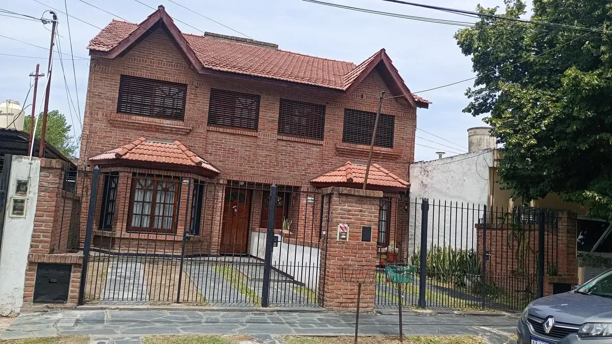Dúplex con jardín y cochera