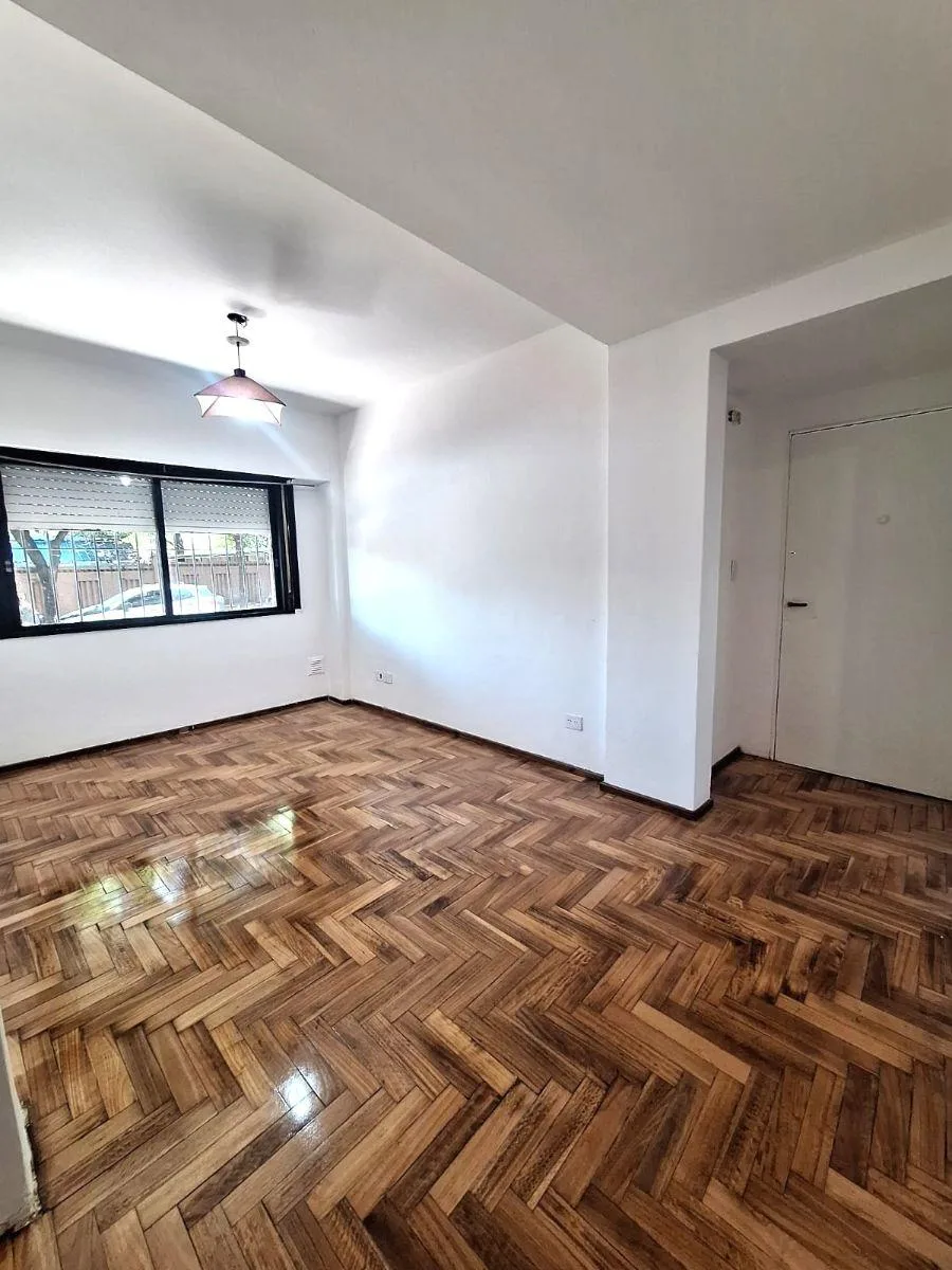 2 ambientes al frente con patios