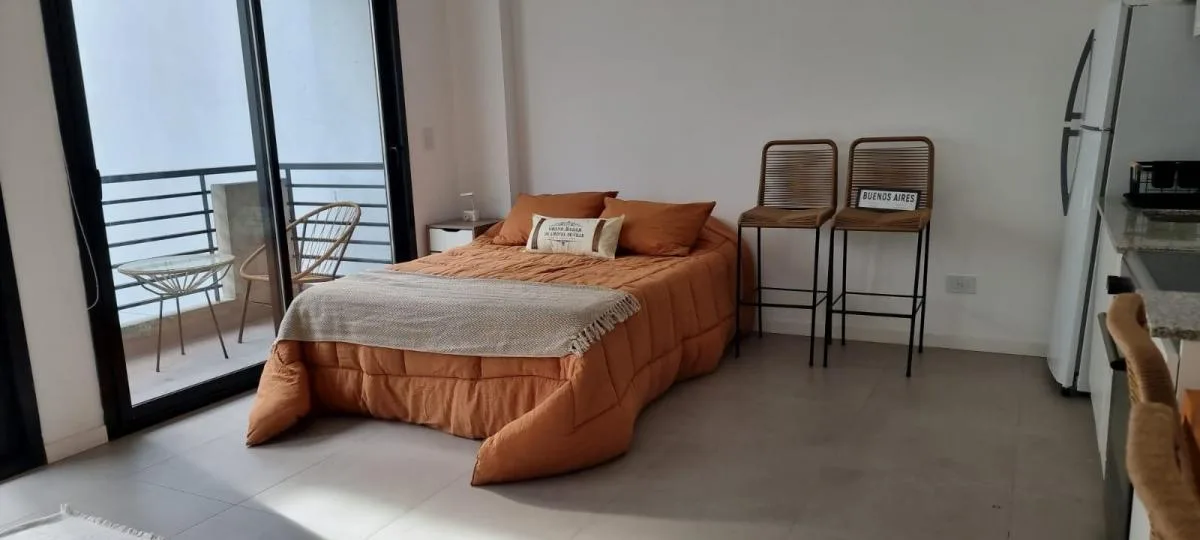 Monoambiente amoblado con balcón