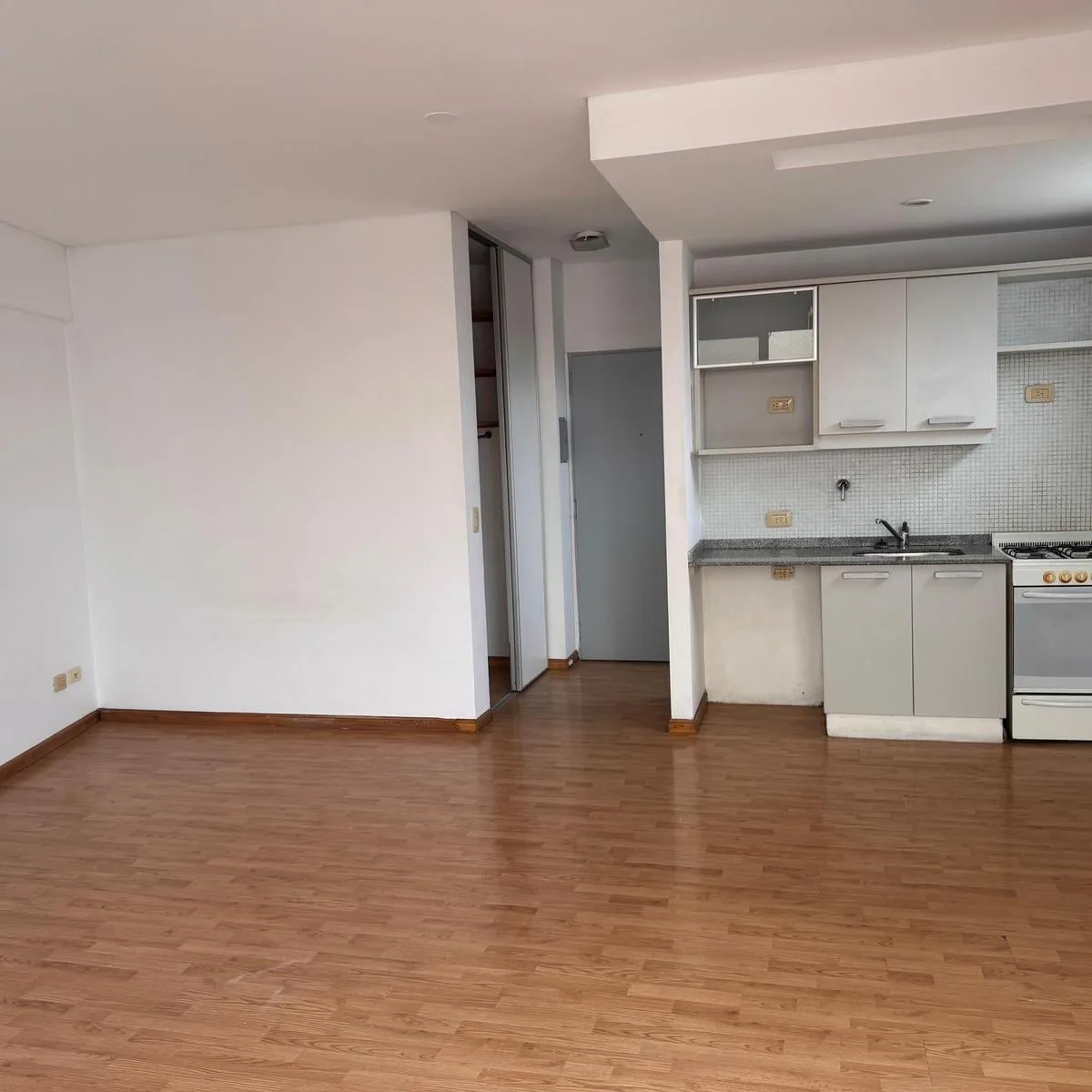 Monoambiente con balcón al frente
