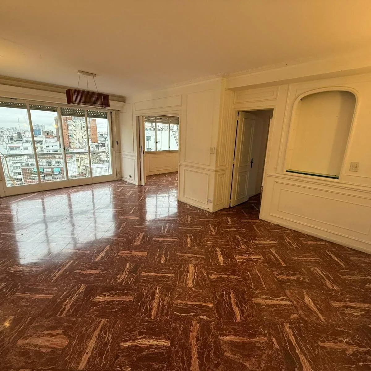 Piso alto con balcón y seguridad