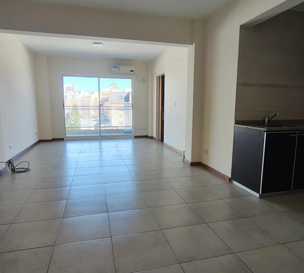 Monoambiente al frente con balcón