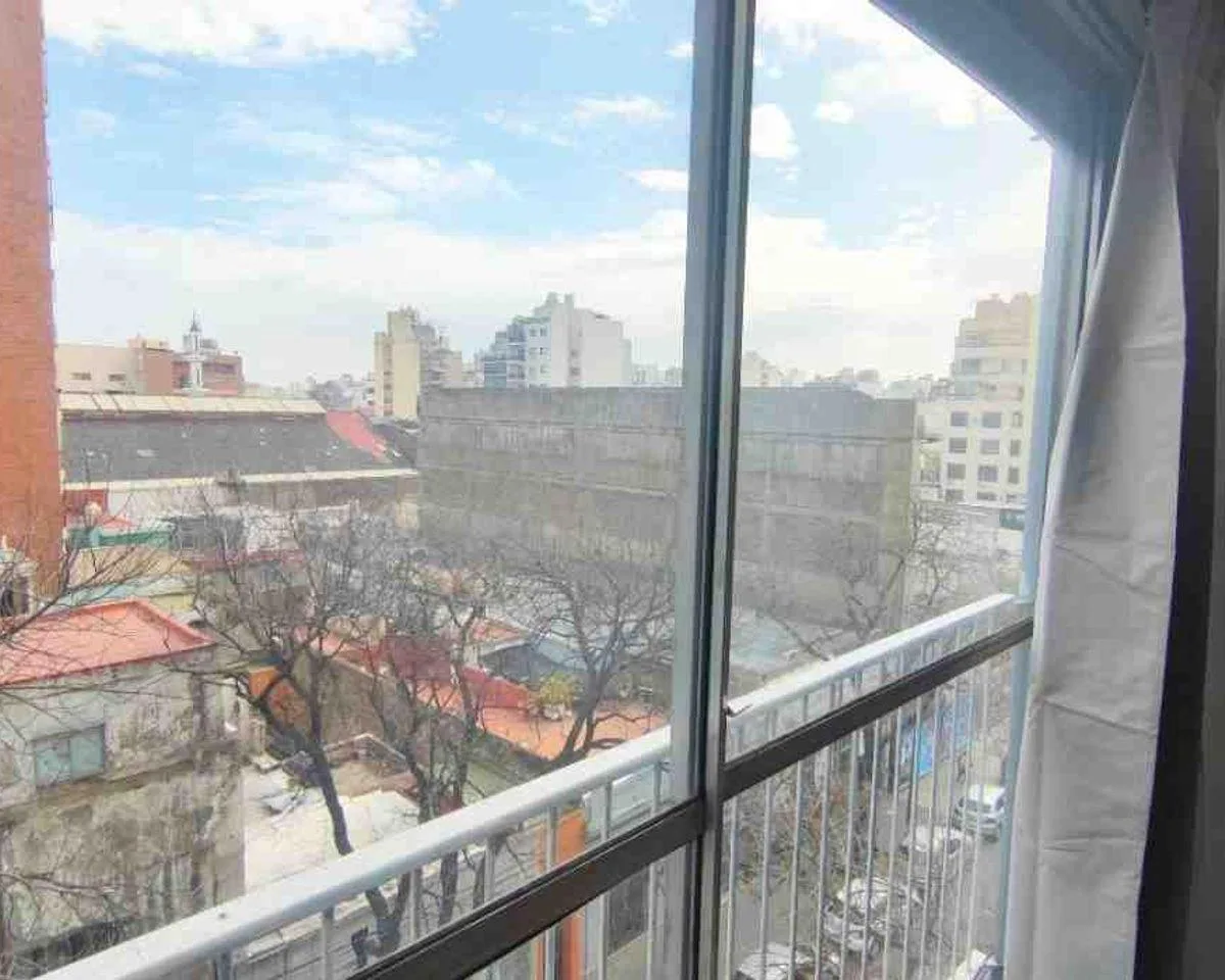Monoambiente con balcón francés
