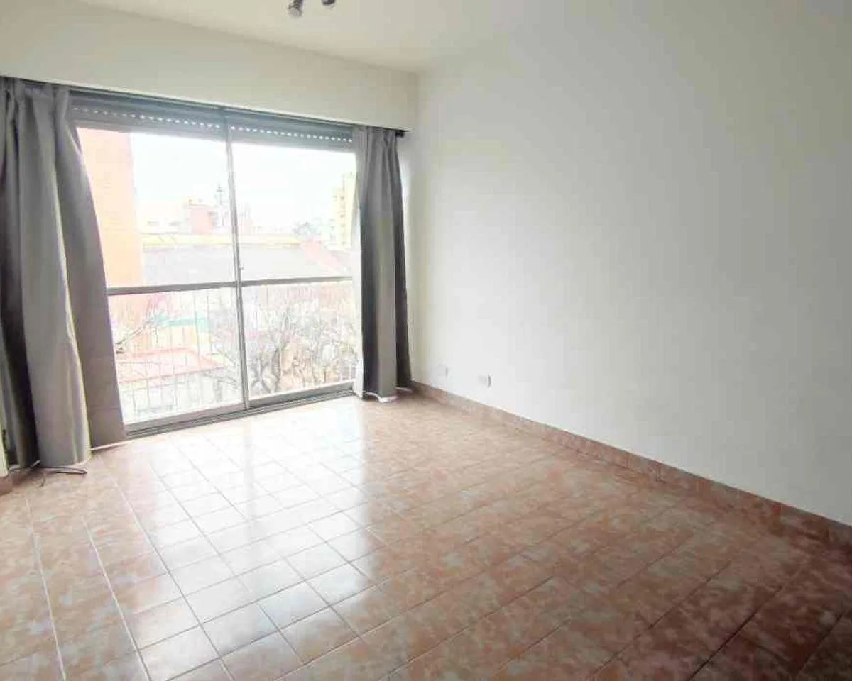 Monoambiente con balcón francés