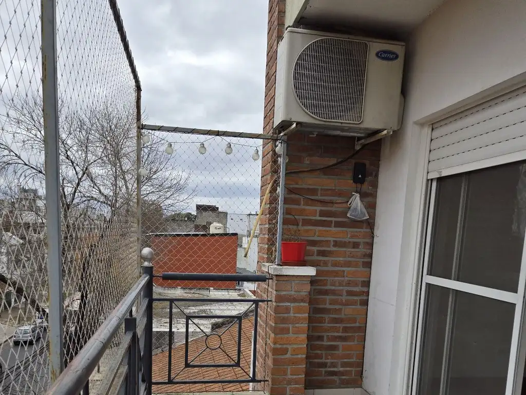 Departamento con balcón al frente