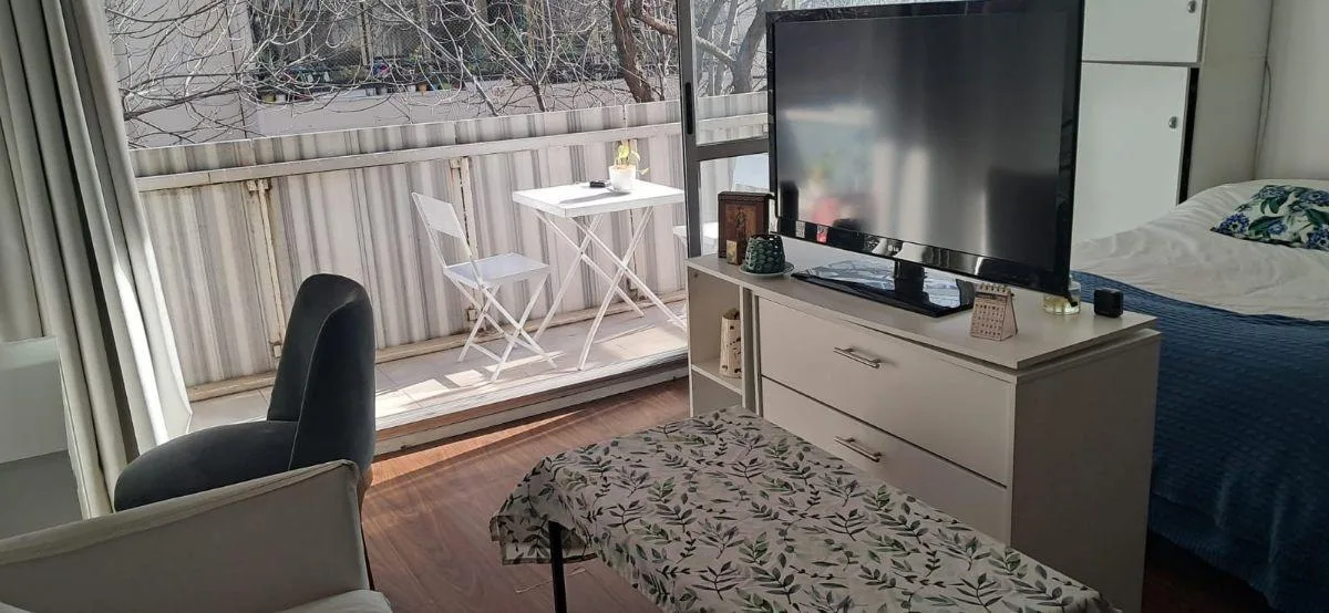 Monoambiente amoblado con balcón
