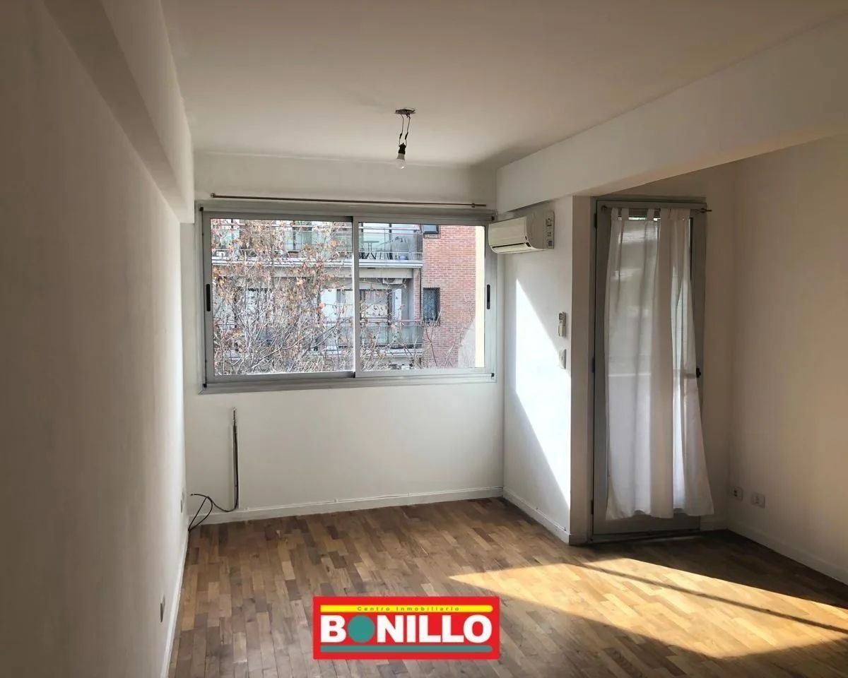 Monoambiente con balcón y A/C
