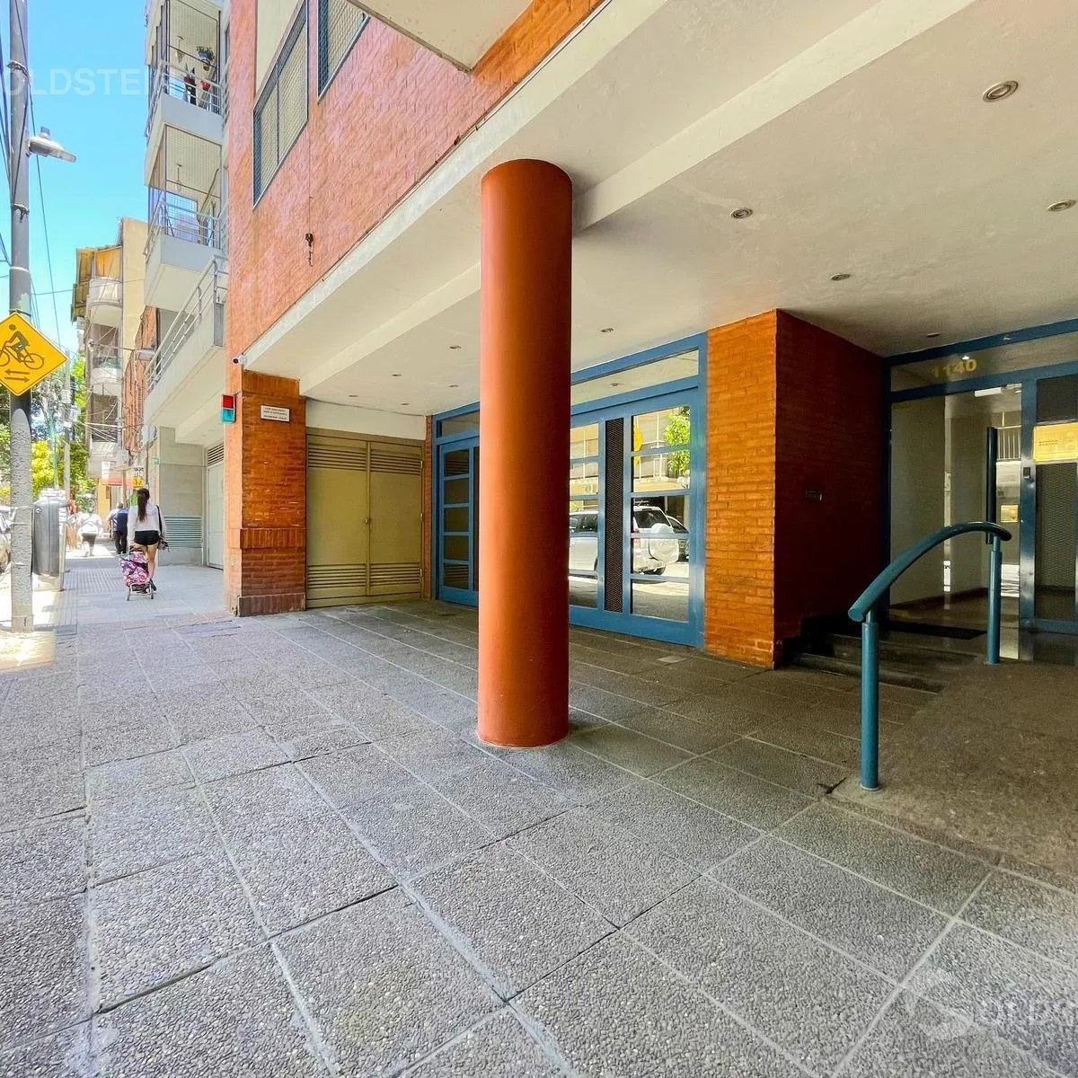 Front-facing semi-piso with balcony