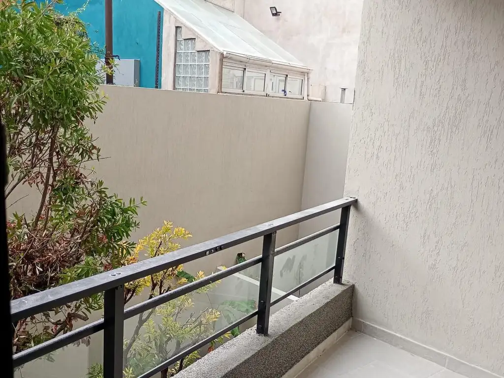 Departamento con balcón al contrafrente