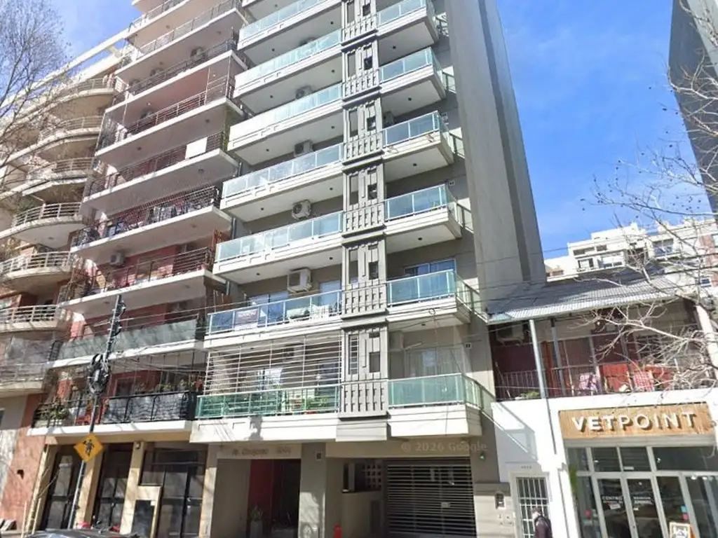 Ambiente con balcón y parrilla