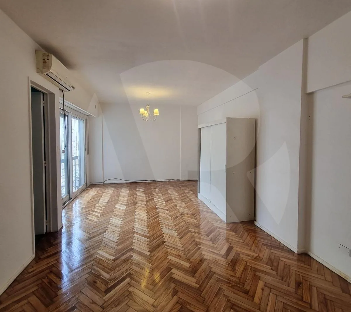 Monoambiente lateral con balcón francés