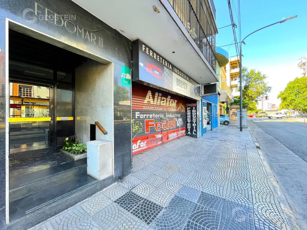 Departamento con balcón y ascensor