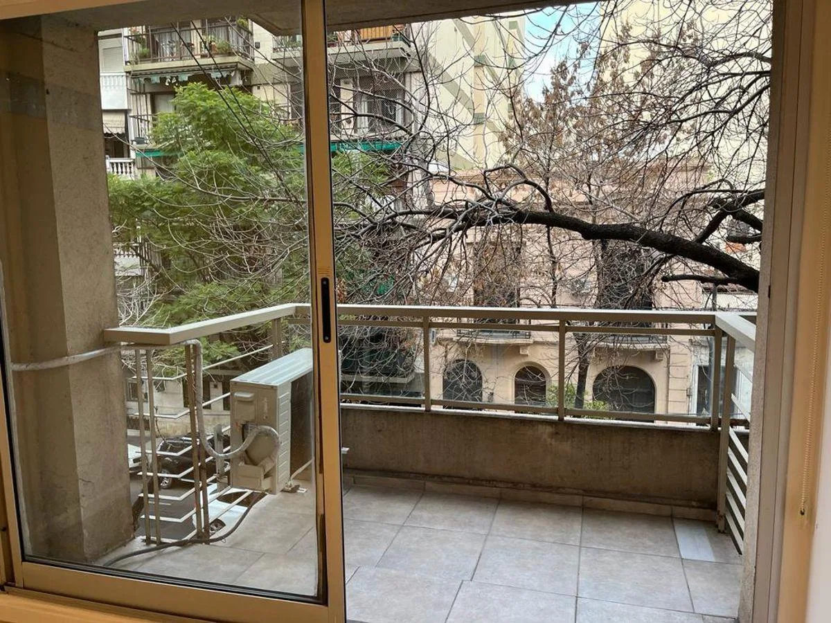 Monoambiente al frente con balcón