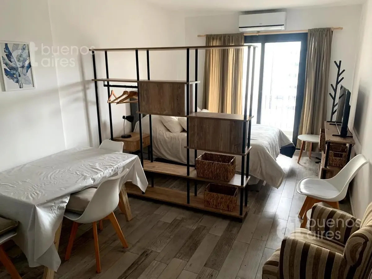 Monoambiente con balcón y pileta