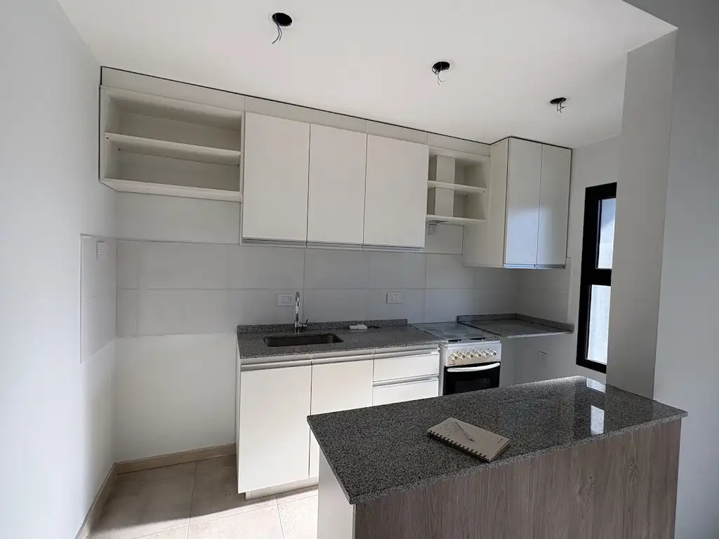 Departamento al frente con balcón y cochera