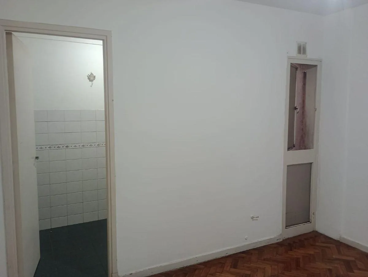 Dos Ambientes en un Primer Piso. Bajas Expensas.