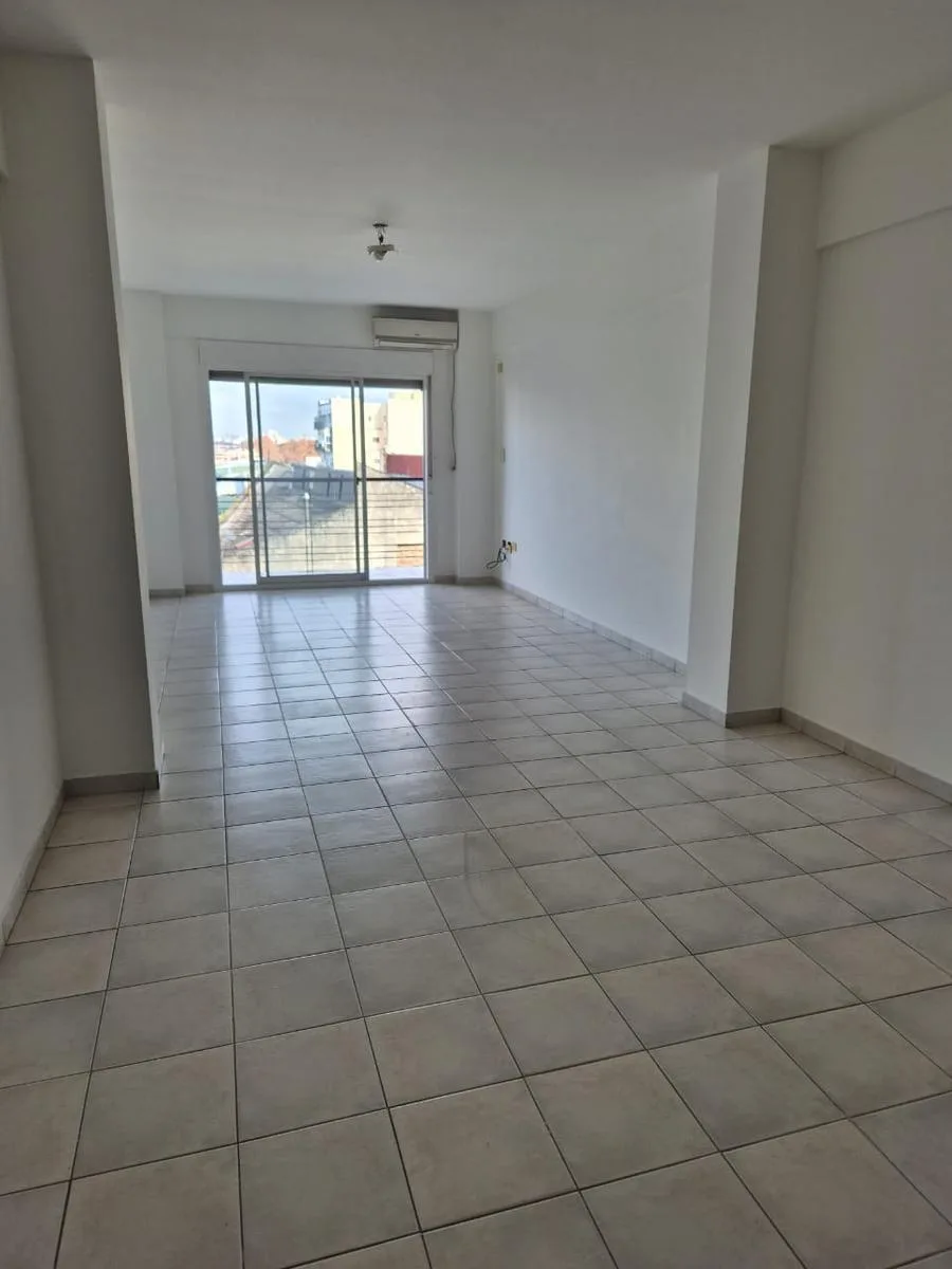 1 ambiente con balcón y A/C
