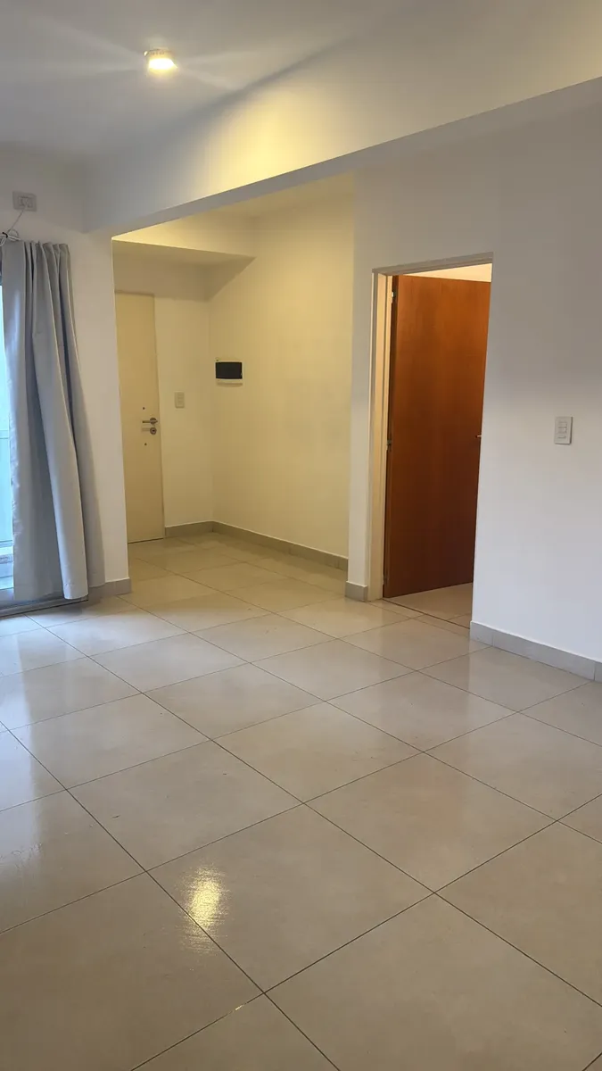 Departamento De 2 Amb Amplio De 60 Metros Totales.baño Y Toilete, Aire Acondicionado. 2 Balcones. Al Frente , Segundo Piso