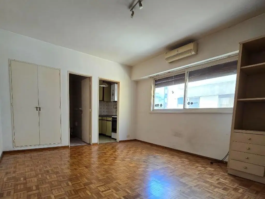 Monoambiente con parquet y split