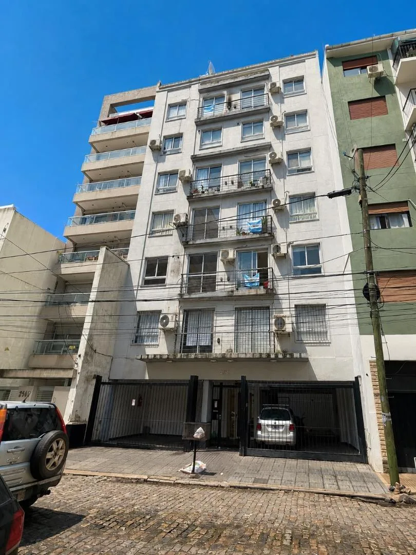 2 ambientes con balcón francés y cochera