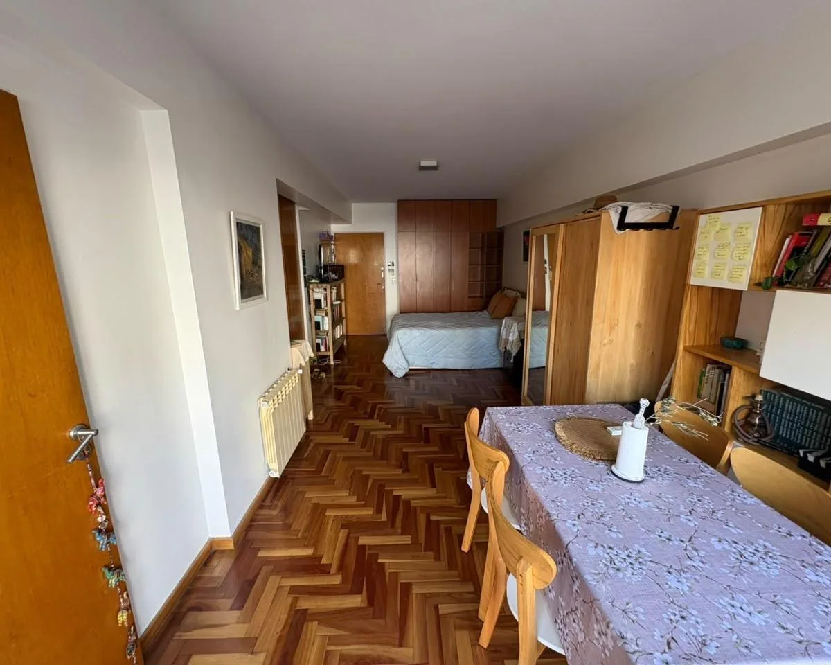 Monoambiente con balcón amoblado