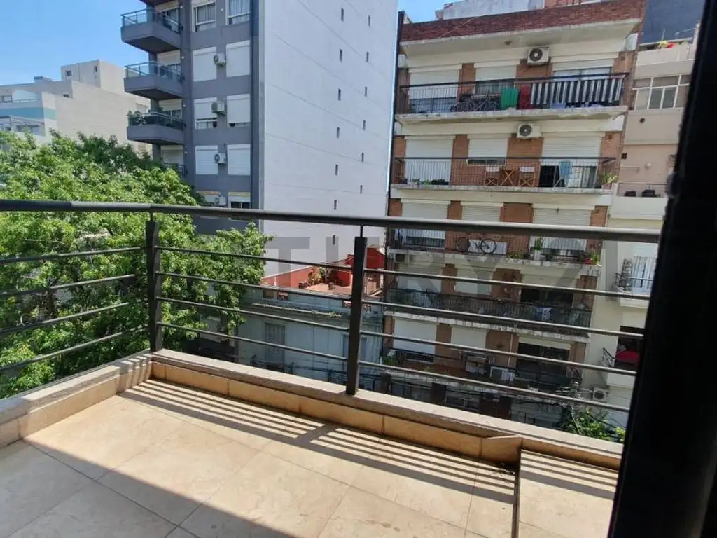 Departamento con balcón al frente