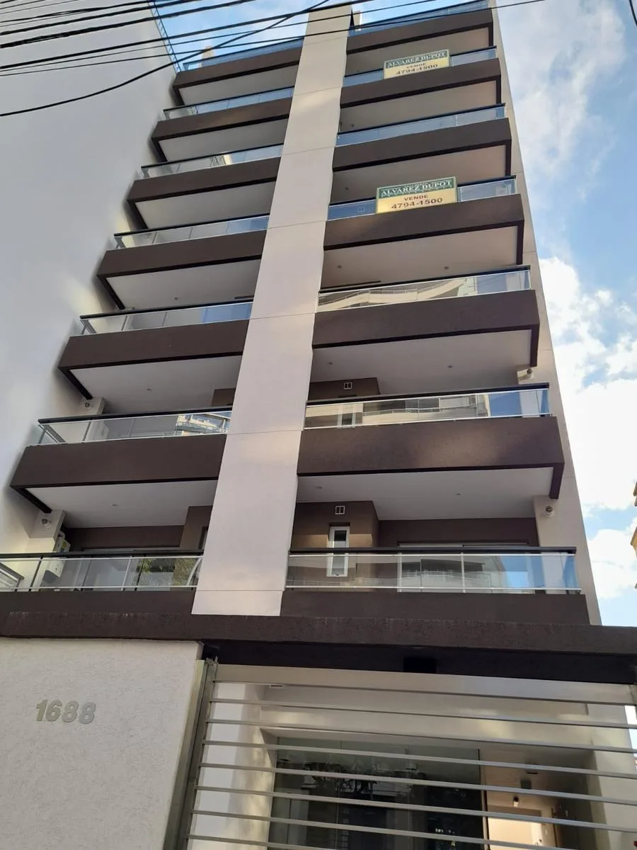 3 ambientes con balcón y cochera