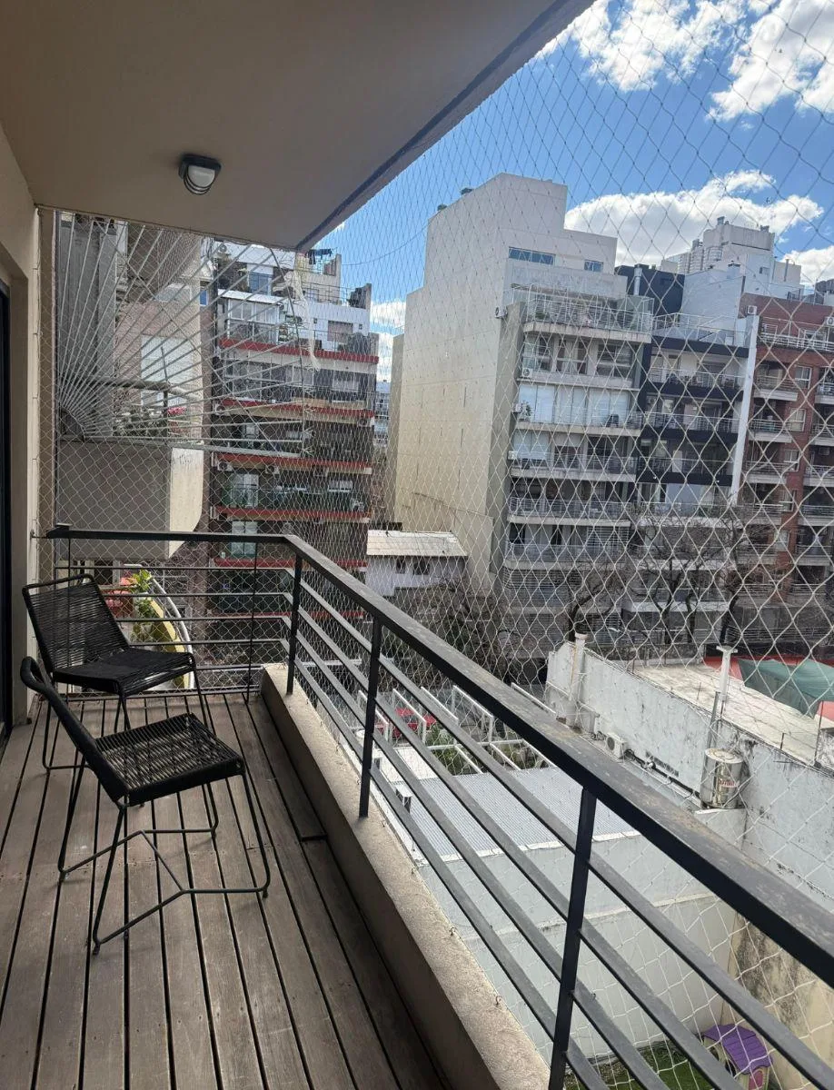 Dos Ambientes con Cochera Fija y Balcón - Edificio Moderno