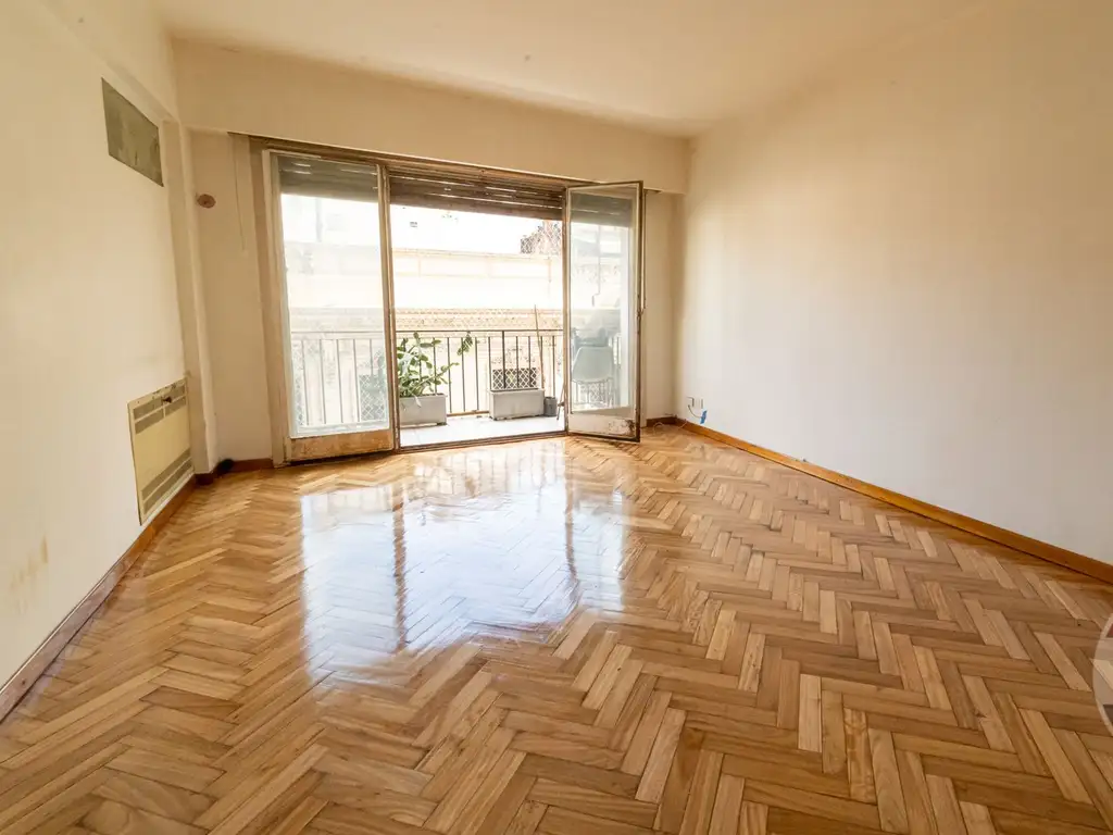 Departamento con balcón a la calle