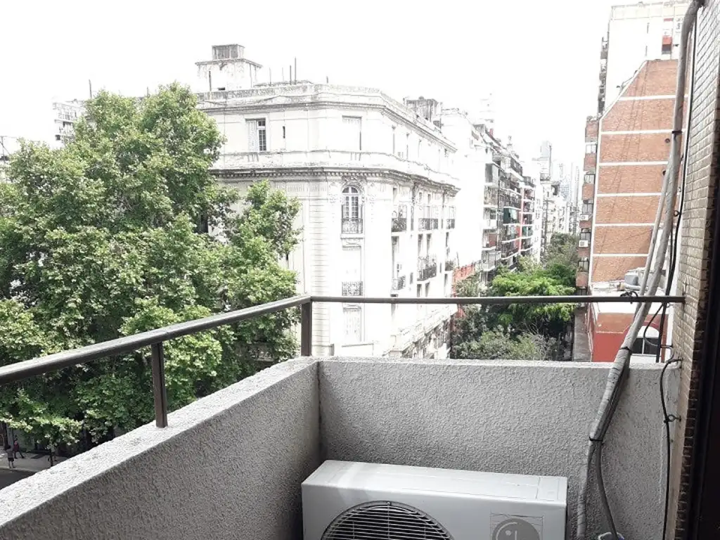 Departamento con balcón y vista