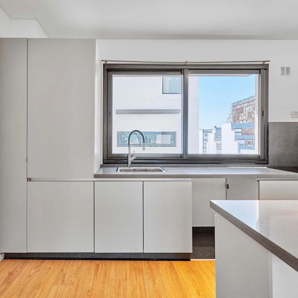 Piso 9 con balcón y amenities