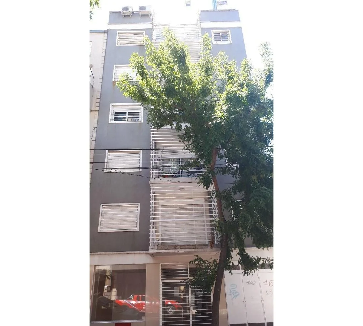 2 ambientes al frente con balcón