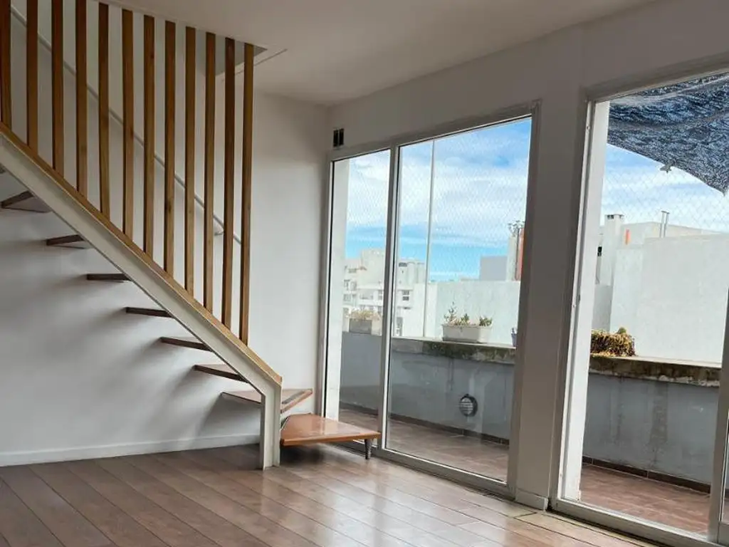 Duplex luminoso con balcón y parrilla