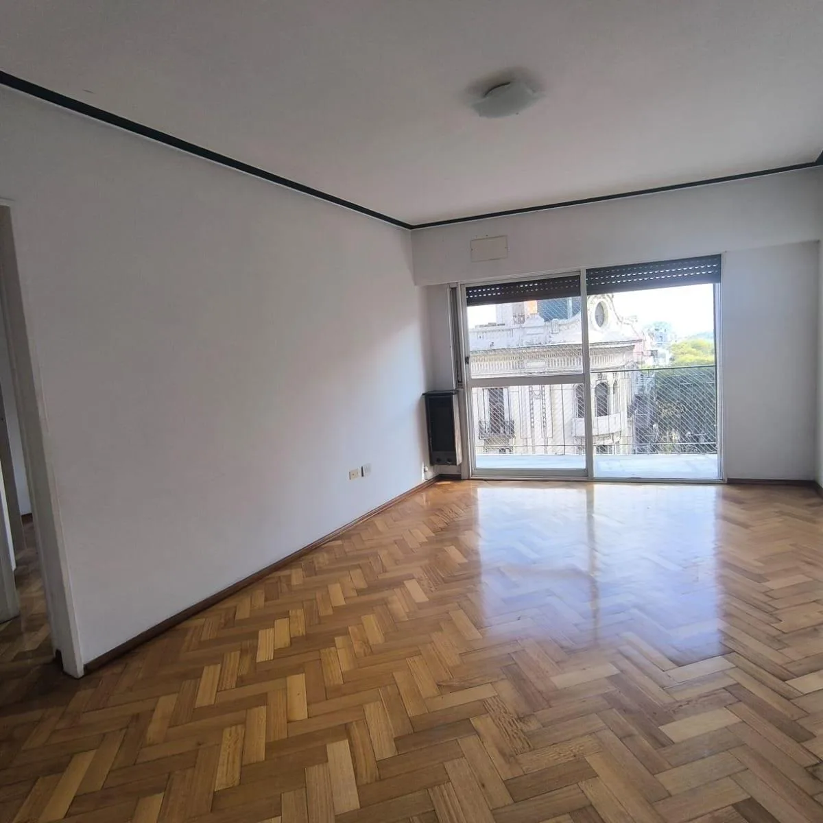 Departamento al frente con balcón