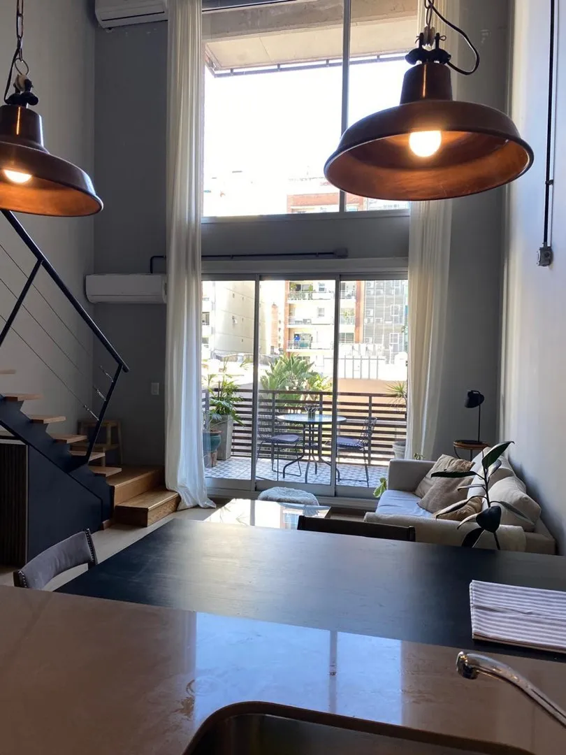Duplex con balcón y piscina