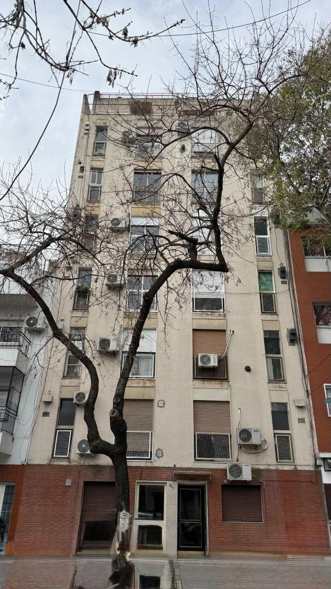 Dos Ambientes. Balc Francés. Coc. Lavadero, Baño y Dormitorio con Placard. - Rodeado de Avs.