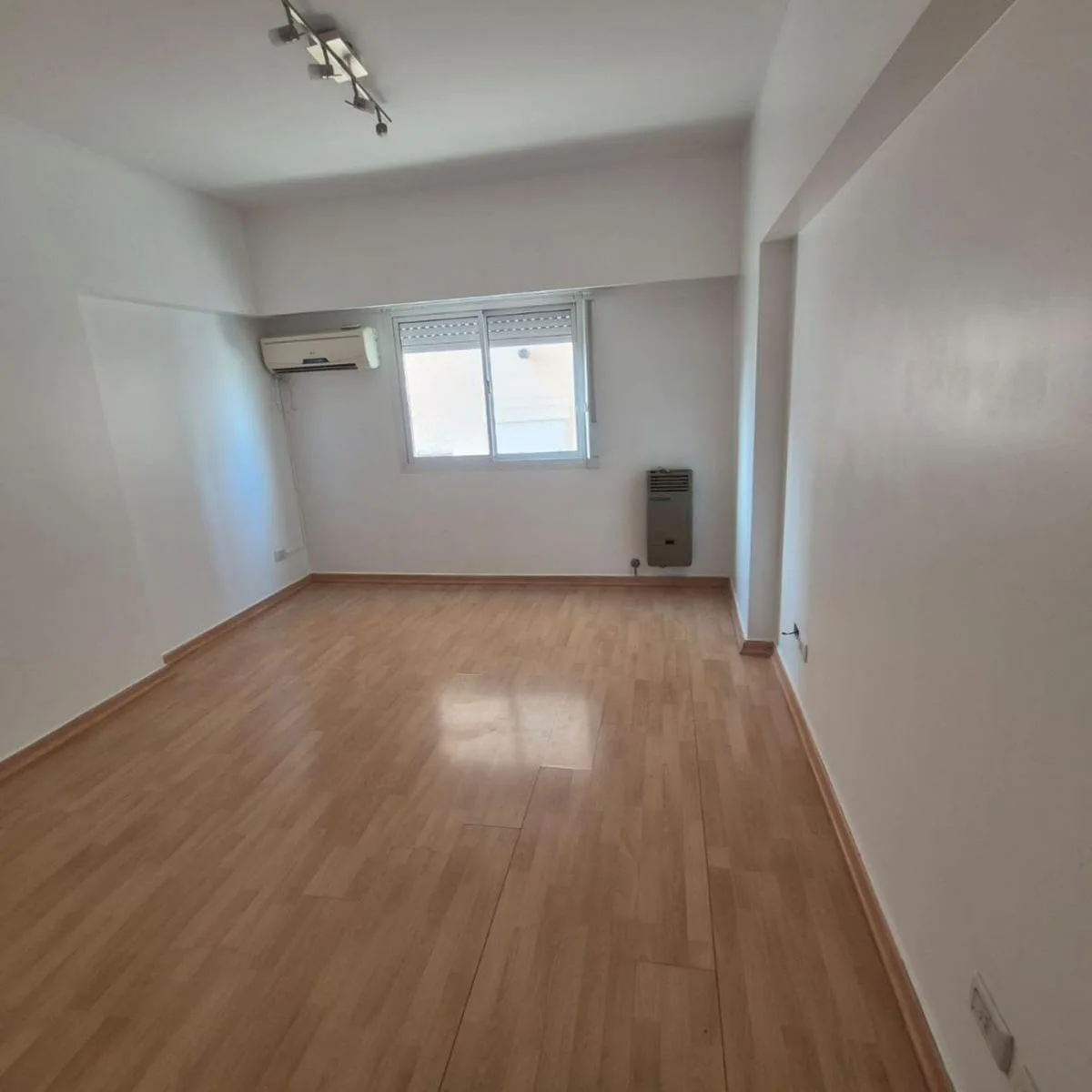 Departamento al frente con balcón
