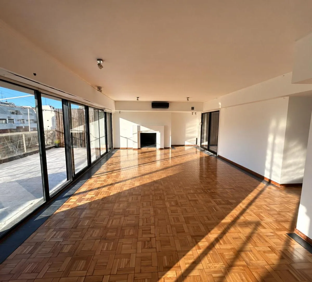 Piso alto con balcón terraza
