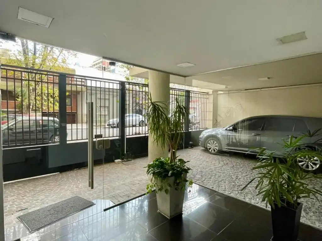 Monoambiente con balcón y AC