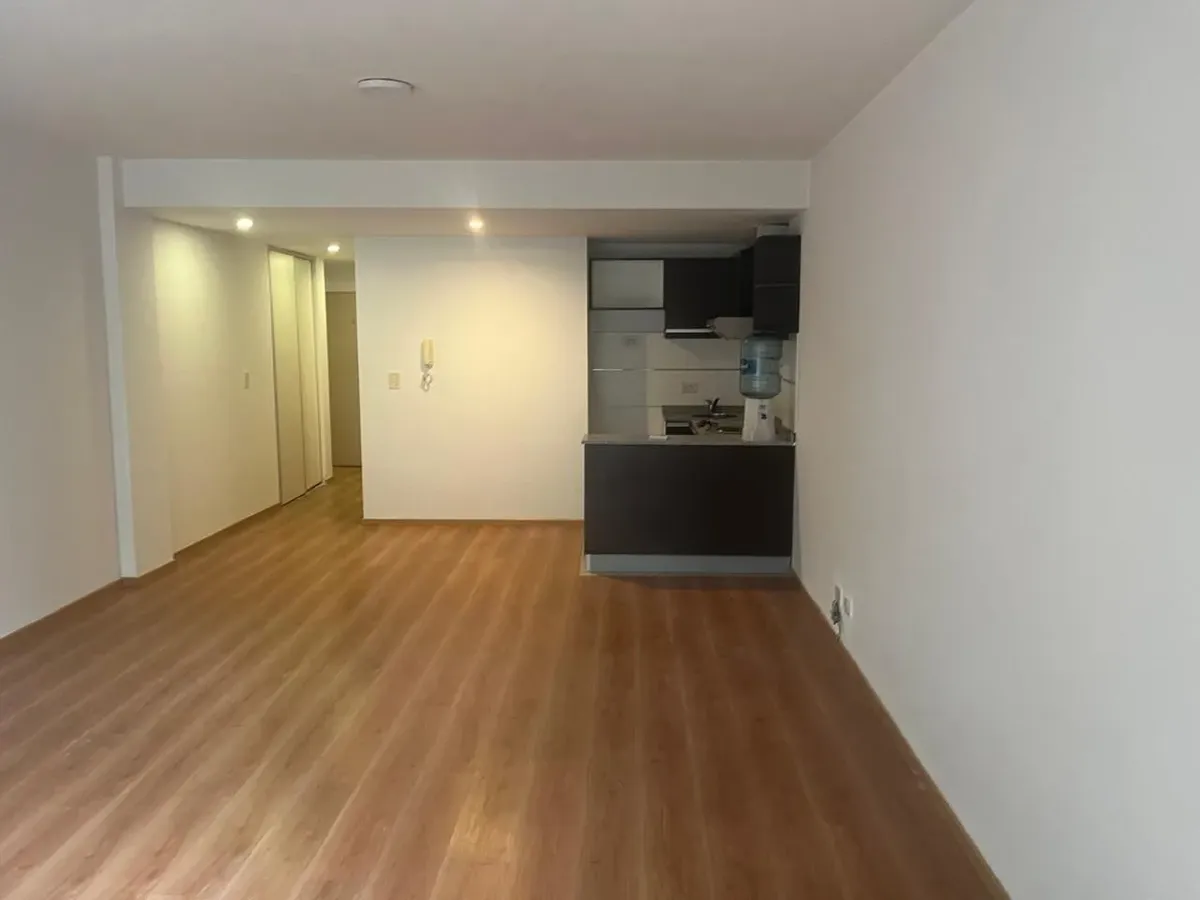 Monoambiente con balcón al frente