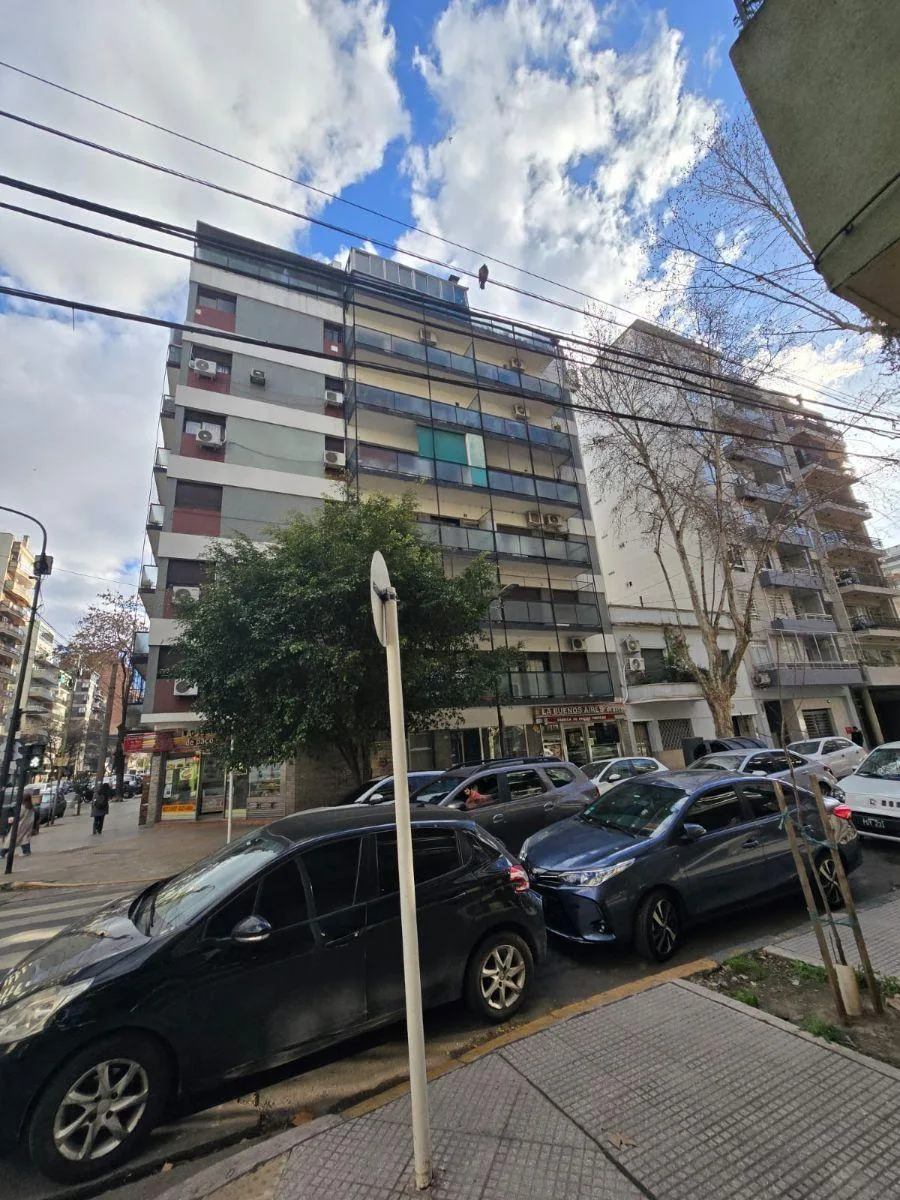 Departamento al frente con balcón