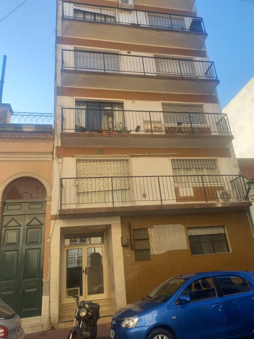Departamento De 2 Amb. Con Pequeño Patio