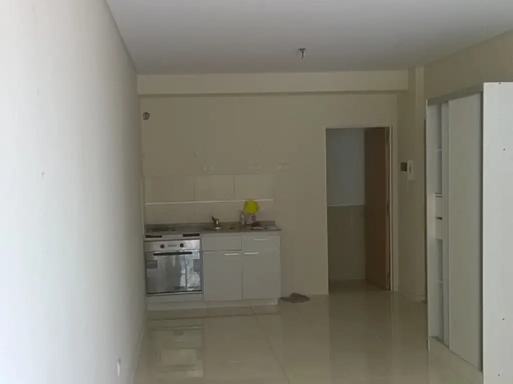 Departamento con balcón y aire acondicionado